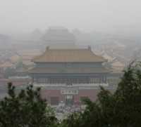 Smog boven de Verboden Stad in Peking, China