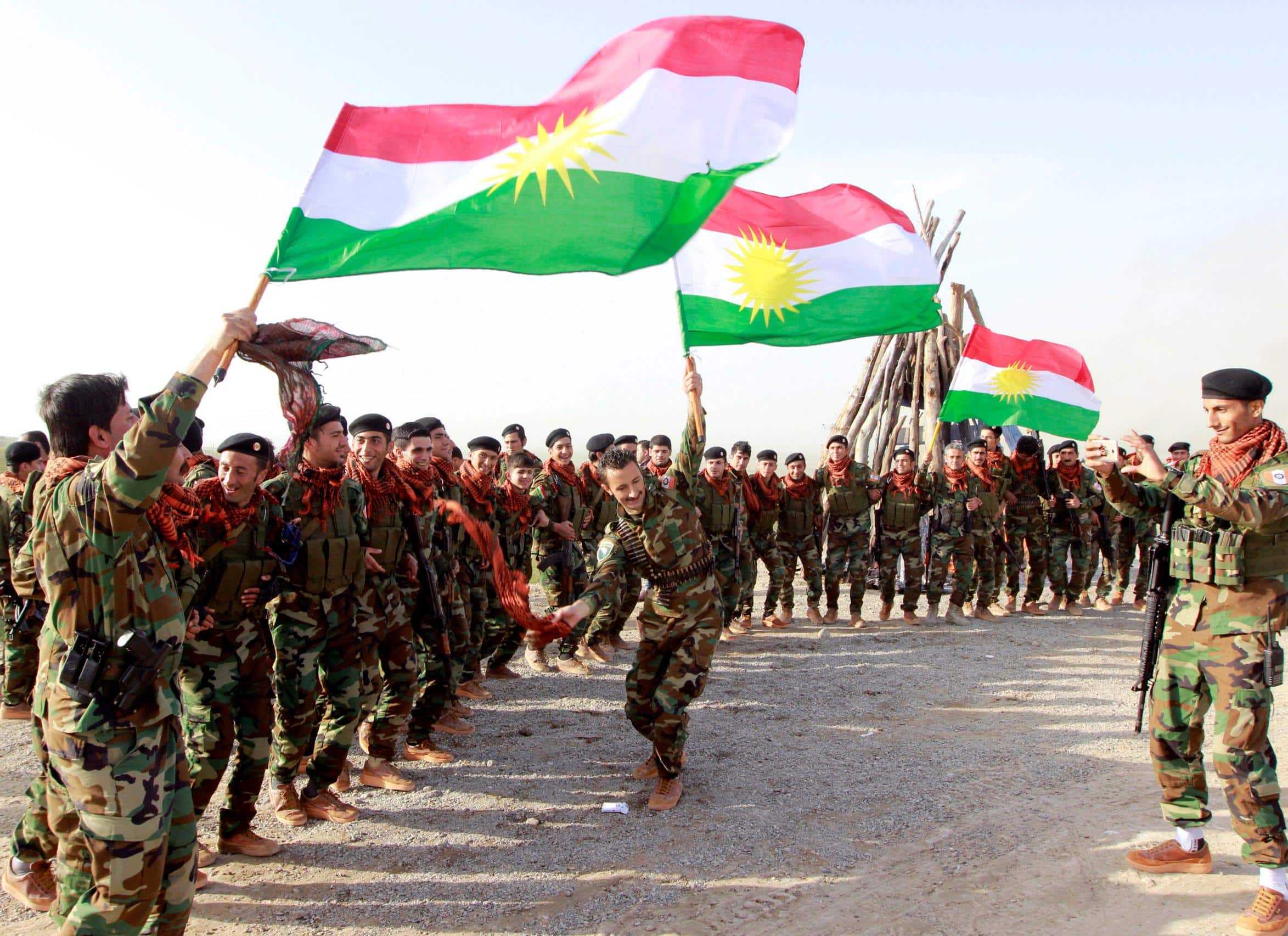 Koerden dansen met vlag