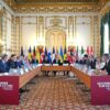 Een top over de oorlog in Oekraïne met onder meer de Europese leiders in het Lancaster House in Londen, 2 maart 2025. Aan het hoofd van de tafel zitten Emmanuel Macron, Keir Starmer en Volodymyr Zelensky.