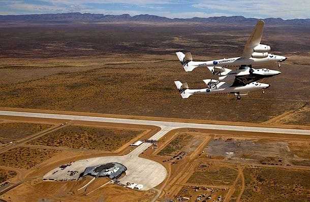 Het SpaceShipTwo onderaan de WhiteKnight van Virgin Galactic