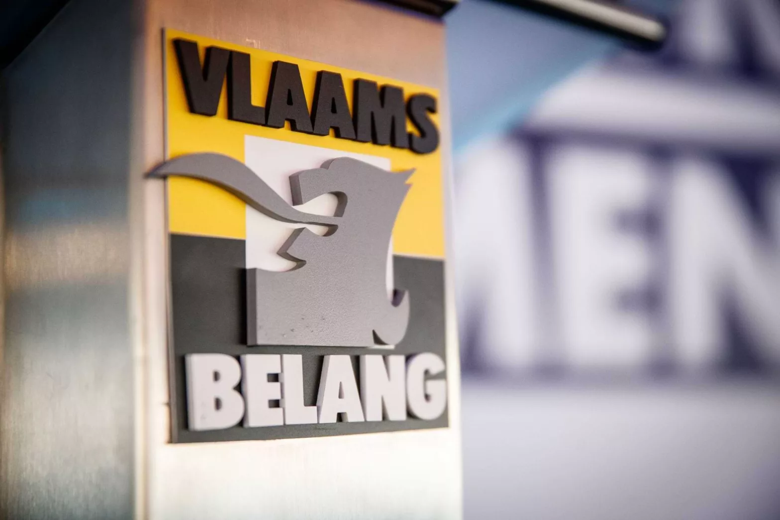 Vlaams Belang logo op gevel